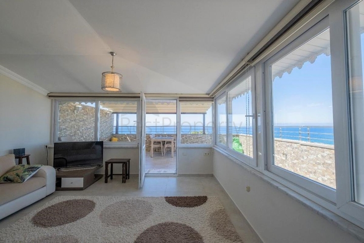 دوبلكس باطلالة بحرية ساحرة - في مركز مدينة الانيا 