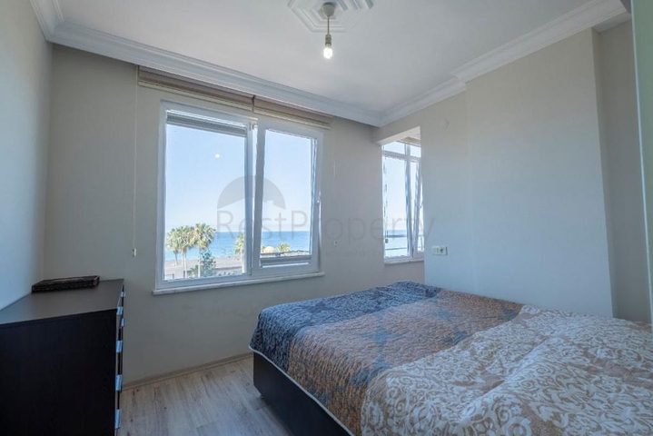 دوبلكس باطلالة بحرية ساحرة - في مركز مدينة الانيا 