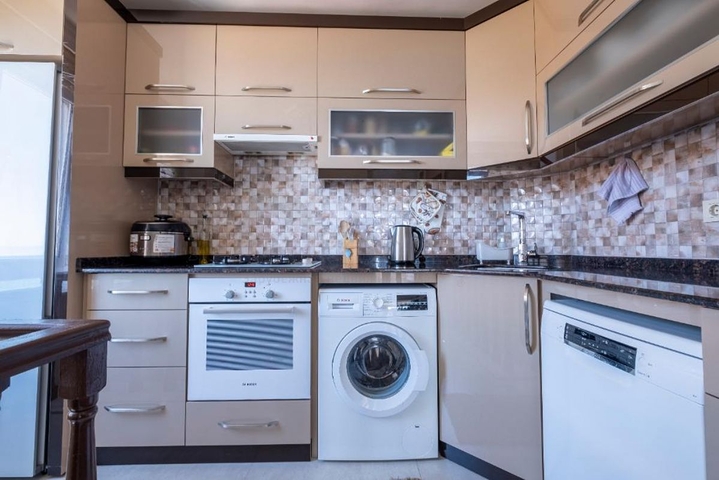 دوبلكس باطلالة بحرية ساحرة - في مركز مدينة الانيا 