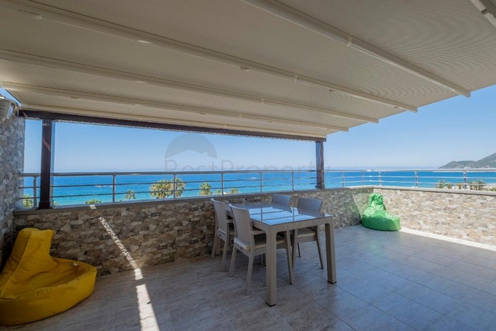 دوبلكس باطلالة بحرية ساحرة - في مركز مدينة الانيا 