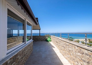 دوبلكس باطلالة بحرية ساحرة - في مركز مدينة الانيا 