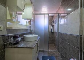 دوبلكس باطلالة بحرية ساحرة - في مركز مدينة الانيا 