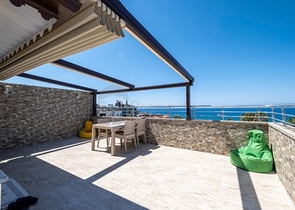 دوبلكس باطلالة بحرية ساحرة - في مركز مدينة الانيا 