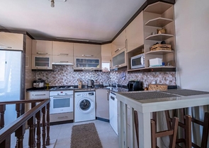 دوبلكس باطلالة بحرية ساحرة - في مركز مدينة الانيا 