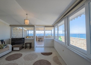 دوبلكس باطلالة بحرية ساحرة - في مركز مدينة الانيا 