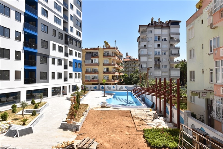 ضمن مجمع سكني حديث -شقة غرفتين وصالة -في مركز مدينة الانيا 