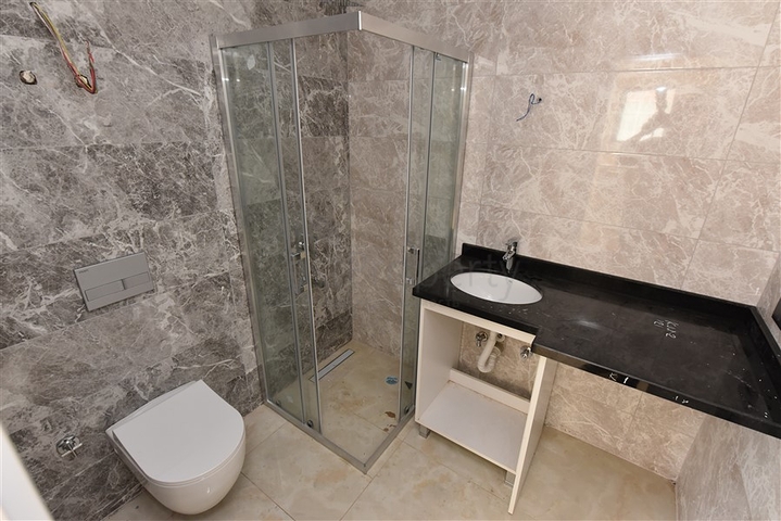 ضمن مجمع سكني حديث -شقة غرفتين وصالة -في مركز مدينة الانيا 