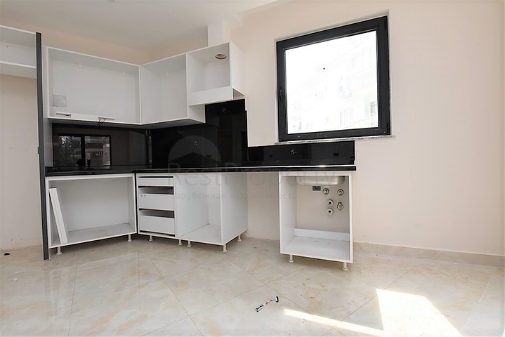 ضمن مجمع سكني حديث -شقة غرفتين وصالة -في مركز مدينة الانيا 