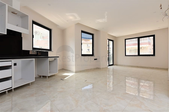 ضمن مجمع سكني حديث -شقة غرفتين وصالة -في مركز مدينة الانيا 