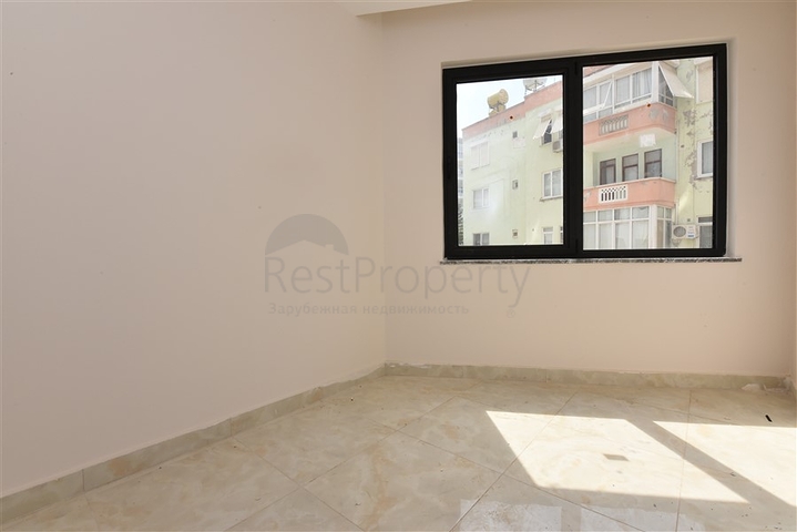 ضمن مجمع سكني حديث -شقة غرفتين وصالة -في مركز مدينة الانيا 