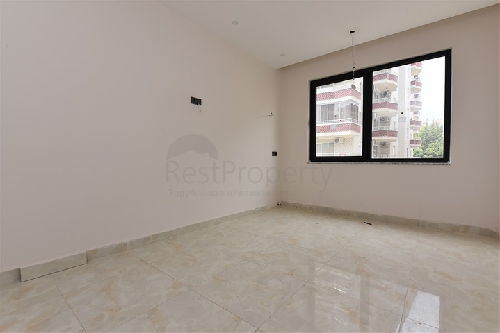 ضمن مجمع سكني حديث -شقة غرفتين وصالة -في مركز مدينة الانيا 