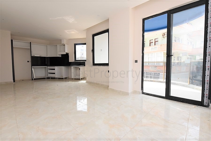 ضمن مجمع سكني حديث -شقة غرفتين وصالة -في مركز مدينة الانيا 