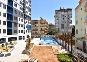 ضمن مجمع سكني حديث -شقة غرفتين وصالة -في مركز مدينة الانيا 