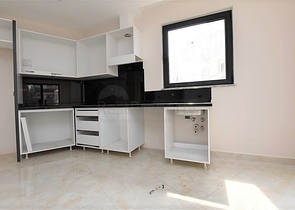 ضمن مجمع سكني حديث -شقة غرفتين وصالة -في مركز مدينة الانيا 