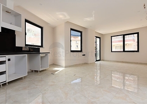 ضمن مجمع سكني حديث -شقة غرفتين وصالة -في مركز مدينة الانيا 