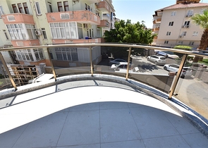 ضمن مجمع سكني حديث -شقة غرفتين وصالة -في مركز مدينة الانيا 