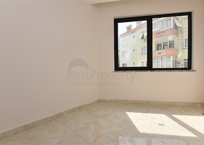 ضمن مجمع سكني حديث -شقة غرفتين وصالة -في مركز مدينة الانيا 