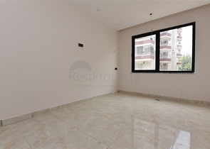 ضمن مجمع سكني حديث -شقة غرفتين وصالة -في مركز مدينة الانيا 