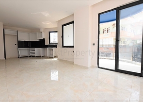 ضمن مجمع سكني حديث -شقة غرفتين وصالة -في مركز مدينة الانيا 