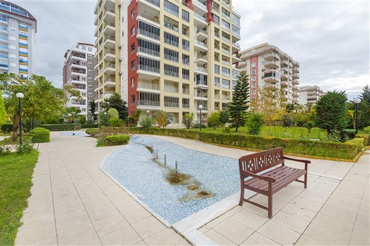 شقة واسعة مع مطبخ منفصل -تصميم 2 غرفة وصالة - ضمن مجمع فاخر - مهموتلار / الانيا 