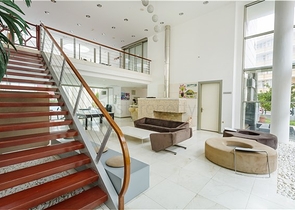 شقة واسعة مع مطبخ منفصل -تصميم 2 غرفة وصالة - ضمن مجمع فاخر - مهموتلار / الانيا 