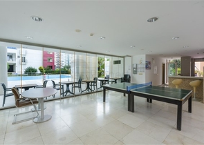 شقة واسعة مع مطبخ منفصل -تصميم 2 غرفة وصالة - ضمن مجمع فاخر - مهموتلار / الانيا 