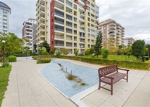 شقة واسعة مع مطبخ منفصل -تصميم 2 غرفة وصالة - ضمن مجمع فاخر - مهموتلار / الانيا 