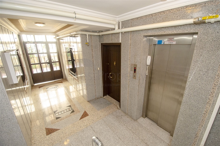 شقة 2 + 1 على مسافة قريبة من البحر في كونيالتي أنطاليا