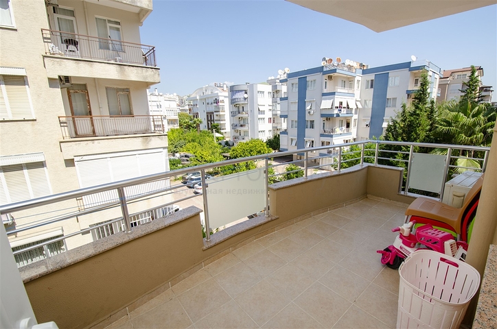 شقة 2 + 1 على مسافة قريبة من البحر في كونيالتي أنطاليا