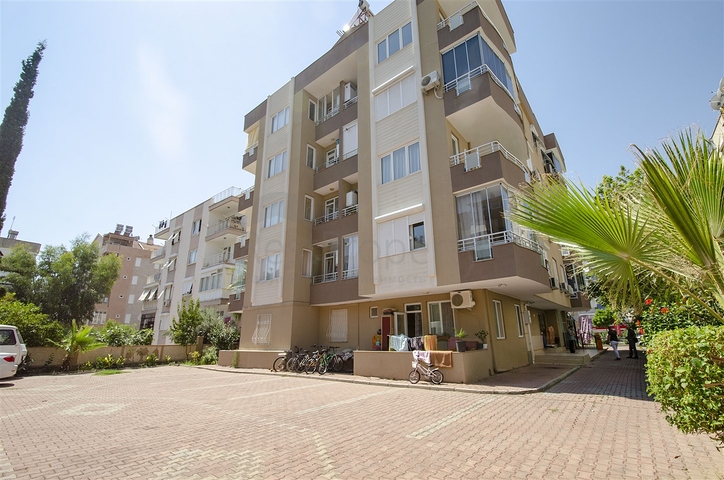 شقة 2 + 1 على مسافة قريبة من البحر في كونيالتي أنطاليا