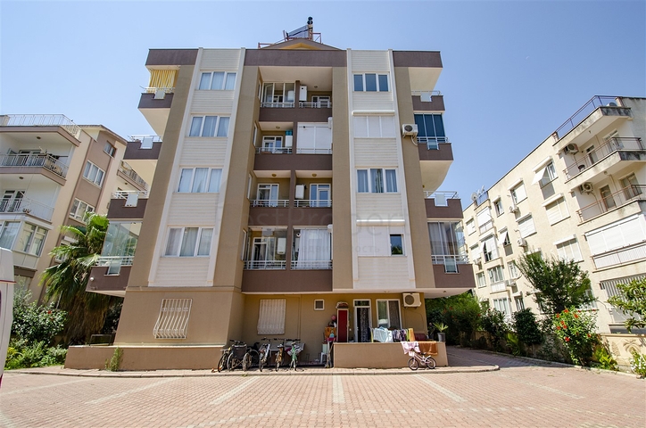 شقة 2 + 1 على مسافة قريبة من البحر في كونيالتي أنطاليا