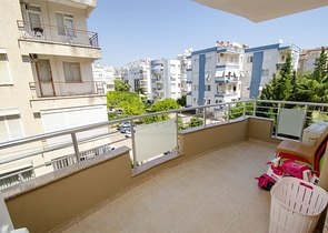 شقة 2 + 1 على مسافة قريبة من البحر في كونيالتي أنطاليا