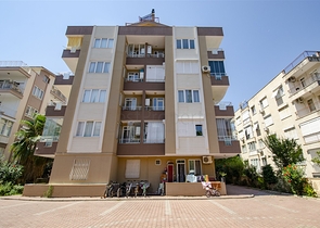 شقة 2 + 1 على مسافة قريبة من البحر في كونيالتي أنطاليا