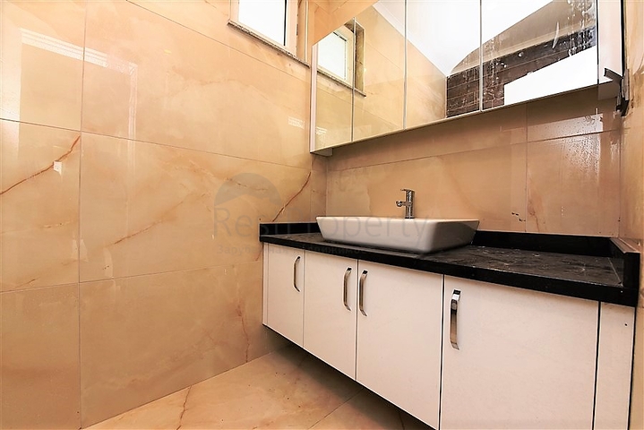 شقة طابق ارضي - تصميم 3 غرف وصالة - ضمن مجمع فاخر في منطقة اوبا / الانيا 