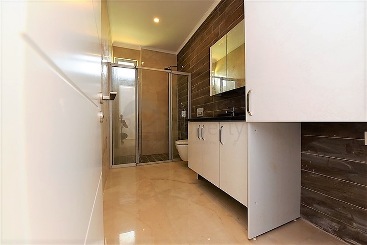 شقة طابق ارضي - تصميم 3 غرف وصالة - ضمن مجمع فاخر في منطقة اوبا / الانيا 