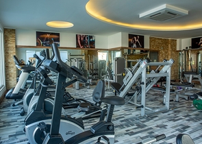 شقة طابق ارضي - تصميم 3 غرف وصالة - ضمن مجمع فاخر في منطقة اوبا / الانيا 