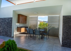 شقة طابق ارضي - تصميم 3 غرف وصالة - ضمن مجمع فاخر في منطقة اوبا / الانيا 