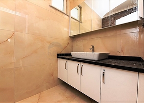 شقة طابق ارضي - تصميم 3 غرف وصالة - ضمن مجمع فاخر في منطقة اوبا / الانيا 