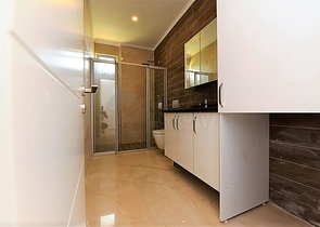 شقة طابق ارضي - تصميم 3 غرف وصالة - ضمن مجمع فاخر في منطقة اوبا / الانيا 