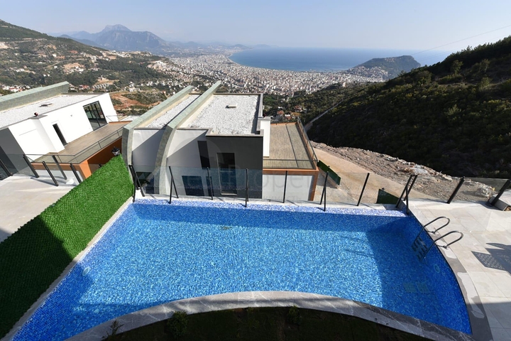 فلل للايجار في الانيا - 5 غرف وصالة -مسبح خاص -اطلالة بحر وقلعة -في مركز الانيا 