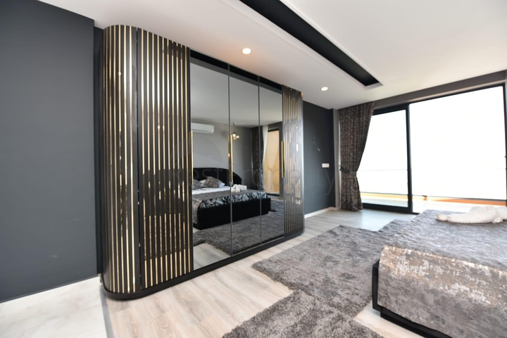 فلل للايجار في الانيا - 5 غرف وصالة -مسبح خاص -اطلالة بحر وقلعة -في مركز الانيا 