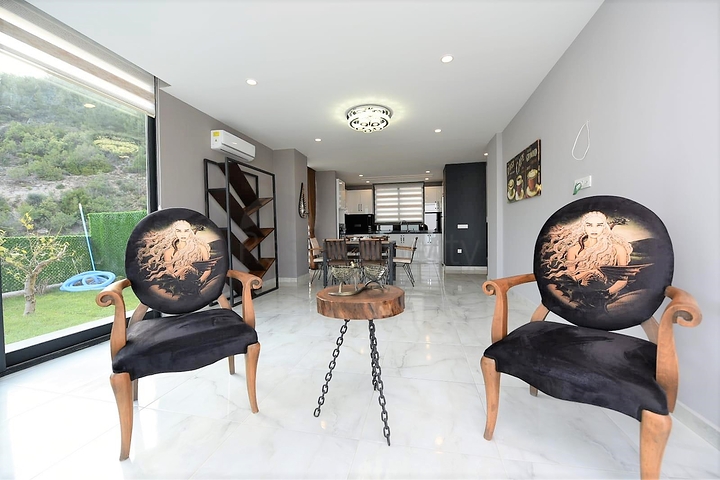 فلل للايجار في الانيا - 5 غرف وصالة -مسبح خاص -اطلالة بحر وقلعة -في مركز الانيا 