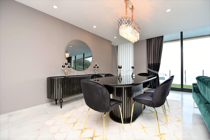 فلل للايجار في الانيا - 5 غرف وصالة -مسبح خاص -اطلالة بحر وقلعة -في مركز الانيا 