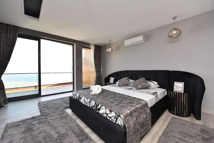 فلل للايجار في الانيا - 5 غرف وصالة -مسبح خاص -اطلالة بحر وقلعة -في مركز الانيا 