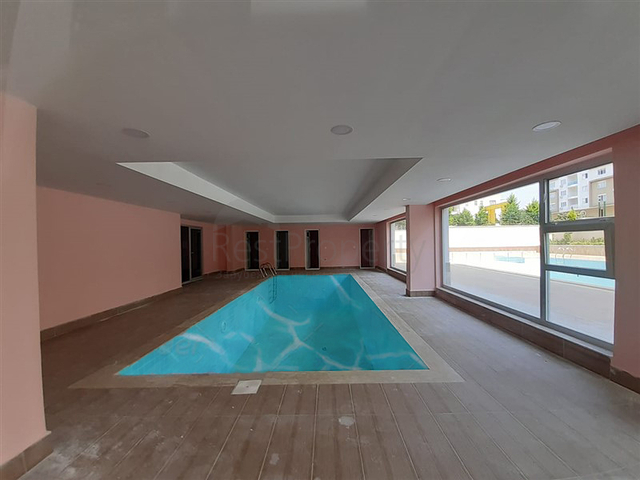 شقة جديدة -من تصميم 1+1 - مع الفرش -ضمن مجمع سكني قريب من البحر / مهموتلار /الانيا 