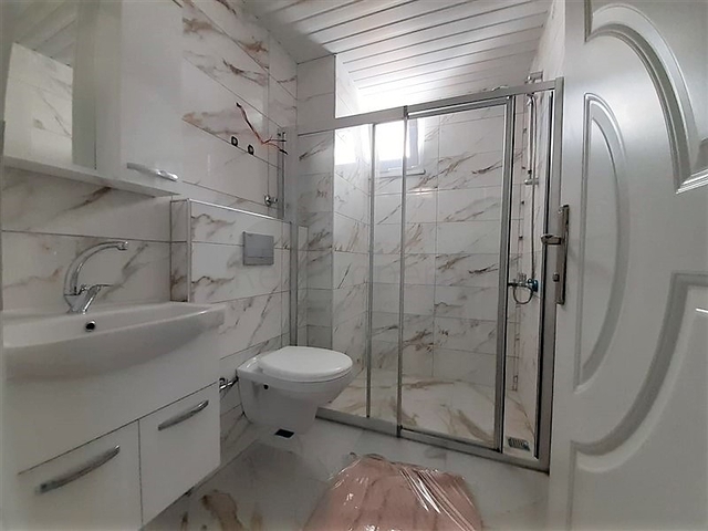 شقة جديدة -من تصميم 1+1 - مع الفرش -ضمن مجمع سكني قريب من البحر / مهموتلار /الانيا 