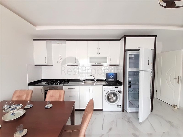 شقة جديدة -من تصميم 1+1 - مع الفرش -ضمن مجمع سكني قريب من البحر / مهموتلار /الانيا 