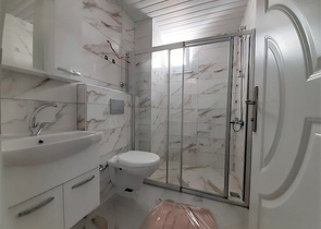 شقة جديدة -من تصميم 1+1 - مع الفرش -ضمن مجمع سكني قريب من البحر / مهموتلار /الانيا 