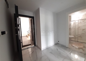 شقة جديدة -من تصميم 1+1 - مع الفرش -ضمن مجمع سكني قريب من البحر / مهموتلار /الانيا 