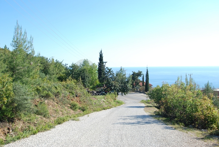 ارض تتميز باطلالة على البحر- في منطقة بكتاش / مركز الانيا 